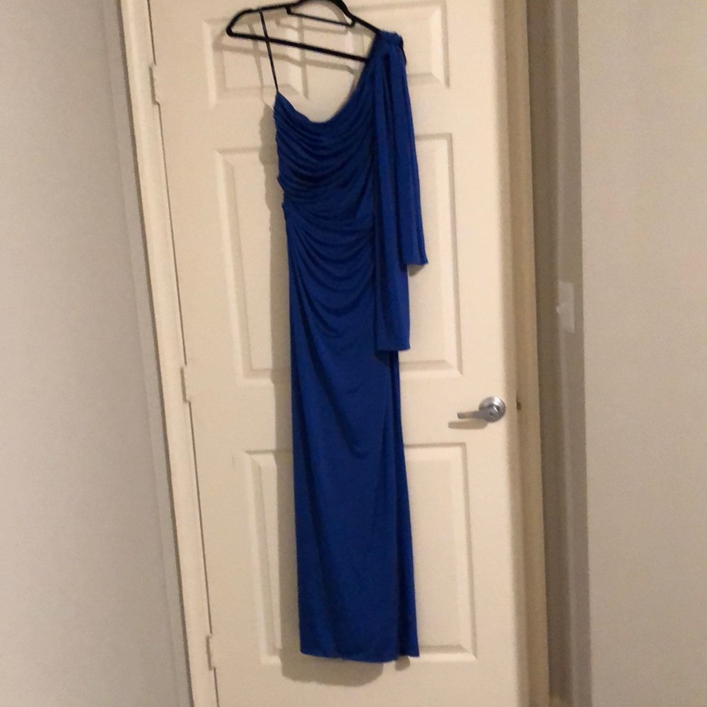 Gorgeous Tadashi Shoji floor length gown in electric blue size large.